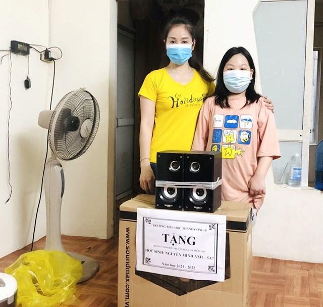 Trường Tiểu học Thành Công B (quận Ba Đình) trao tặng máy tính cho học sinh có hoàn cảnh khó khăn trước thềm năm học mới.