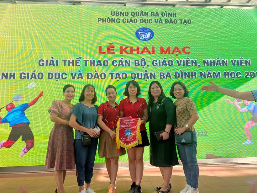 A group of people posing for a photo
Description automatically generated with medium confidence