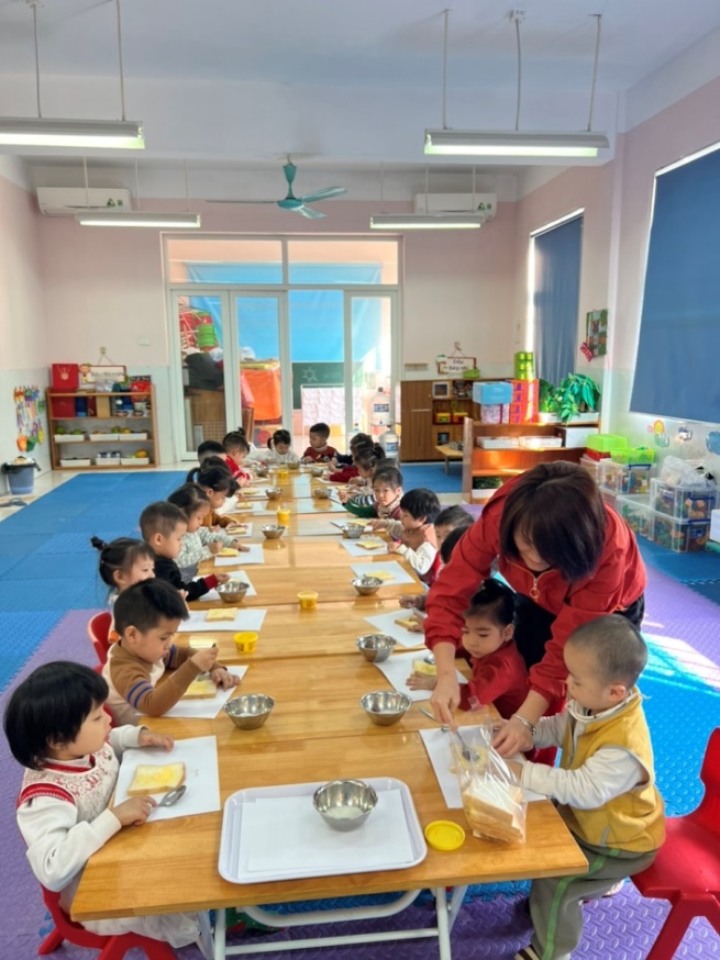 G:\Diễm MG Tuổi thơ\15. Ảnh\Bé làm nội trợ\z3961341885556_2b2ddc691c1675bec37c22a8f24ecfca.jpg