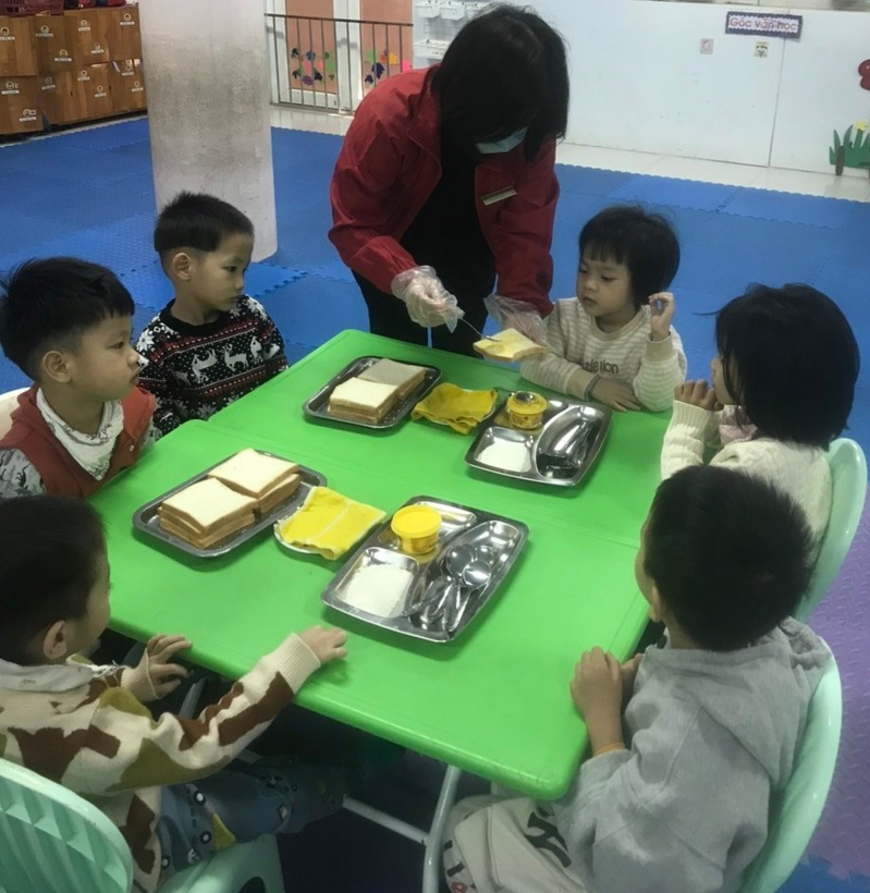 G:\Diễm MG Tuổi thơ\15. Ảnh\Bé làm nội trợ\z3961850138301_4a112e07997eea2860508ba5e35a1a1e.jpg