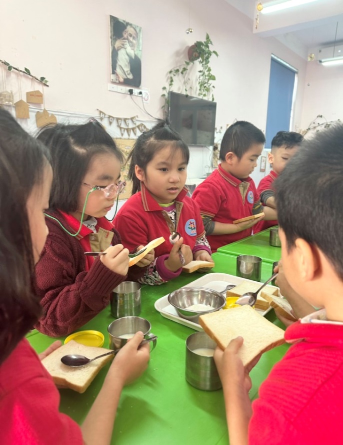 G:\Diễm MG Tuổi thơ\15. Ảnh\Bé làm nội trợ\z3963295600037_ad06b9c5e8828911ff85acedf29fec7e.jpg