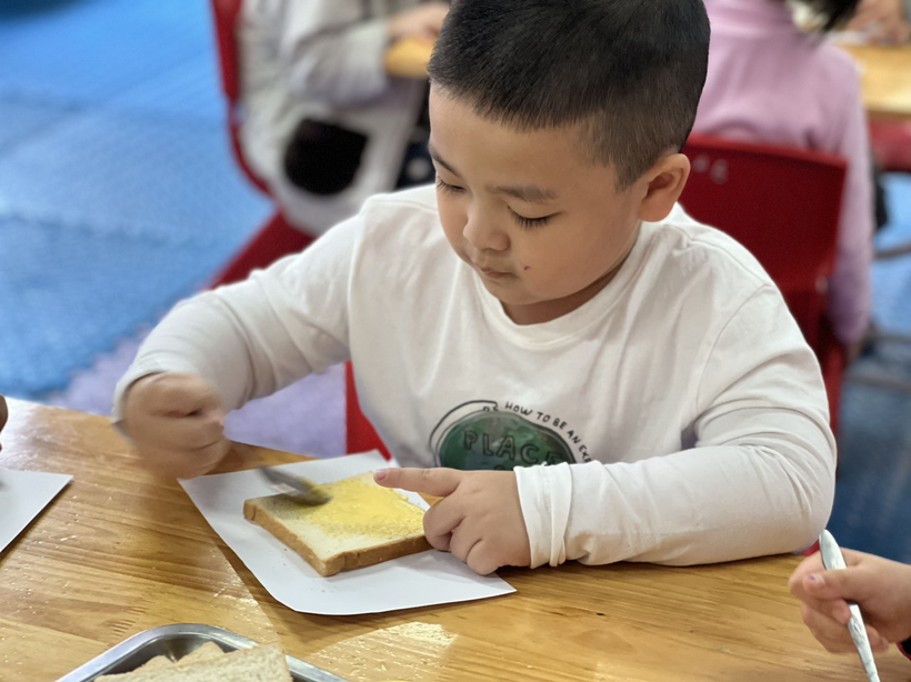 G:\Diễm MG Tuổi thơ\15. Ảnh\Bé làm nội trợ\z3961019886479_88361e3c8d0cd0f3fdfb28adb92fb2fa.jpg