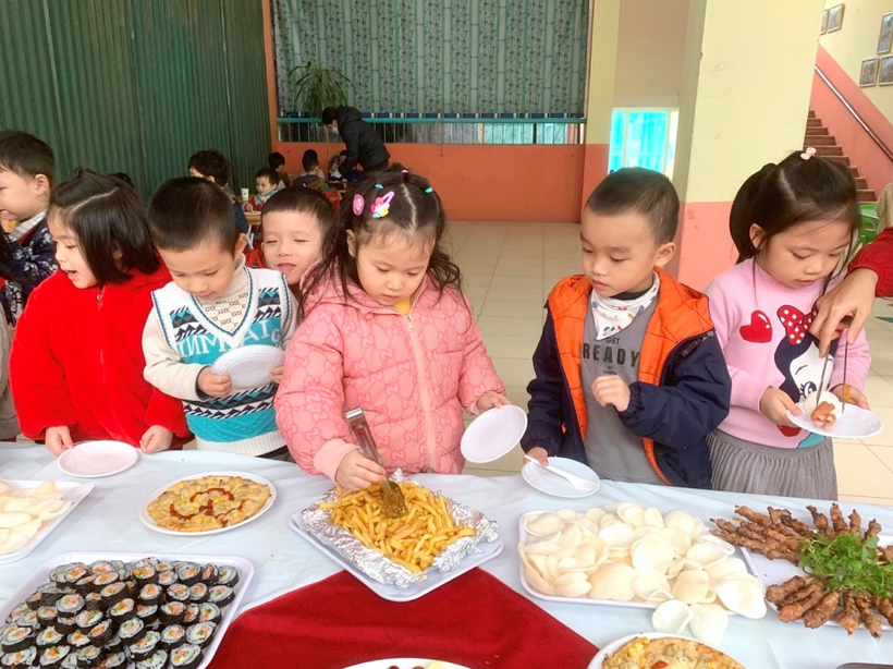 G:\Diễm MG Tuổi thơ\15. Ảnh\Buffe\z3999631528448_0b2dd9cb2df953c759bcfc837e95697a.jpg