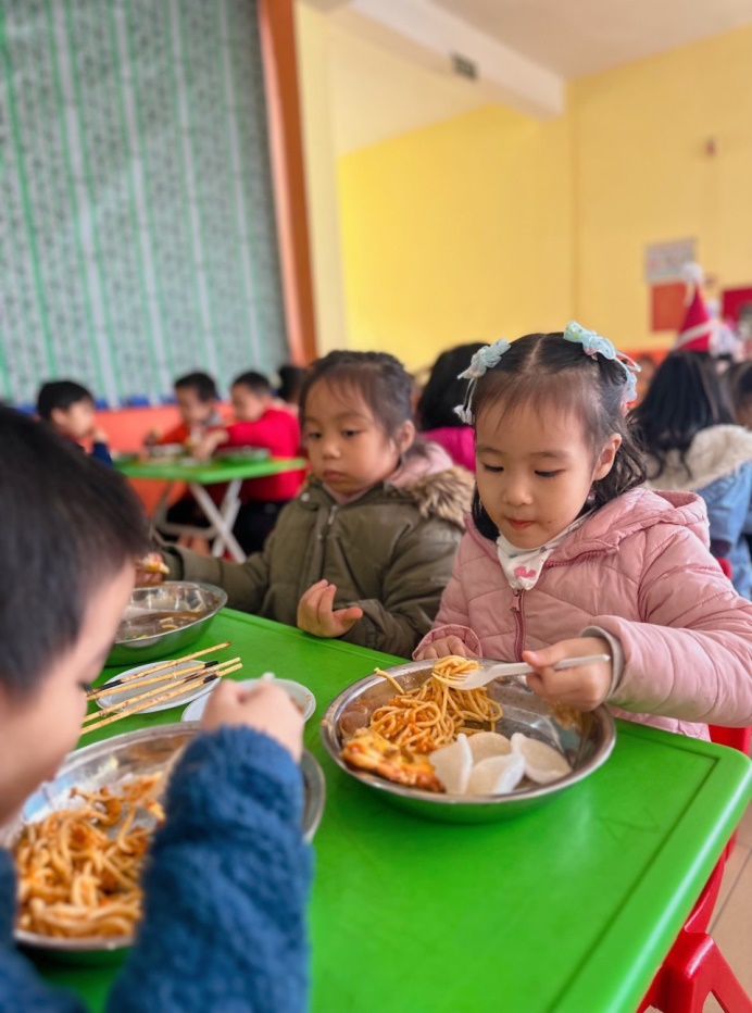 G:\Diễm MG Tuổi thơ\15. Ảnh\Buffe\z3999631545937_3b52bbc1559f3ca26460e7944dcdb079.jpg