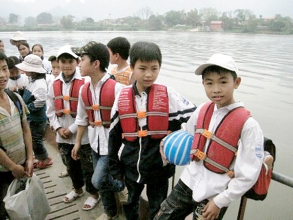 Description: http://quantri.longbien.edu.vn/UploadImages/mnbaccau/admin/Tuy%C3%AAn%20Truy%E1%BB%81n%20%C4%90u%E1%BB%91i%20N%C6%B0%E1%BB%9Bc%20%E1%BB%9E%20Tr%E1%BA%BB%20Em/5.5.jpg?w=600