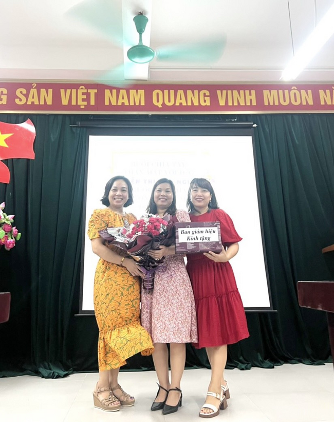 A group of women posing for a photo
Description automatically generated with medium confidence