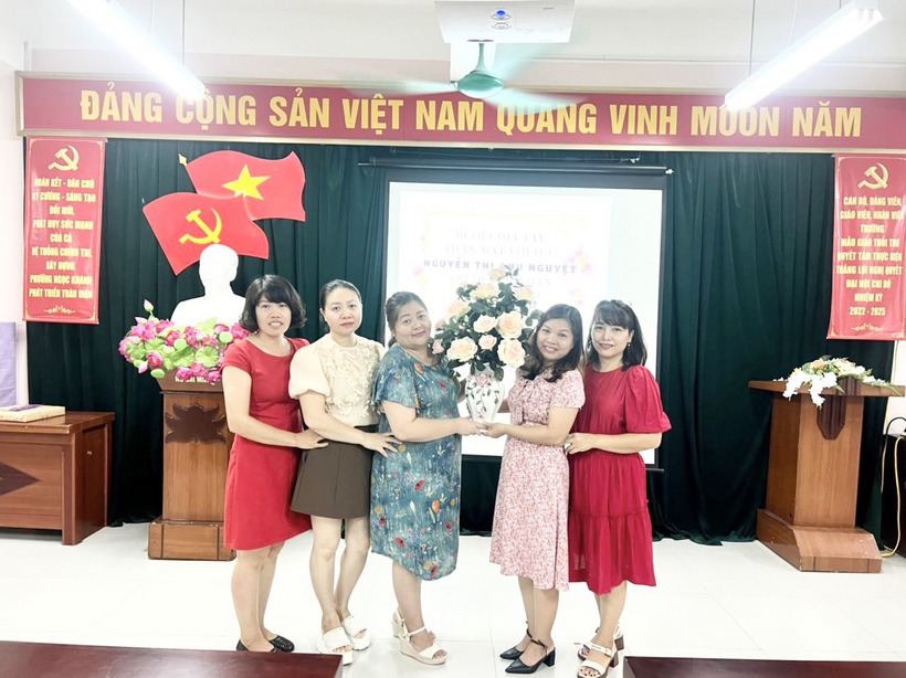 A group of women posing for a photo
Description automatically generated with medium confidence