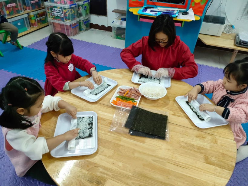 G:\Diễm MG Tuổi thơ\15. Ảnh\Cơm cuộn\z3999633803156_34ac4d7e663f277ac6798bb2498aa969.jpg