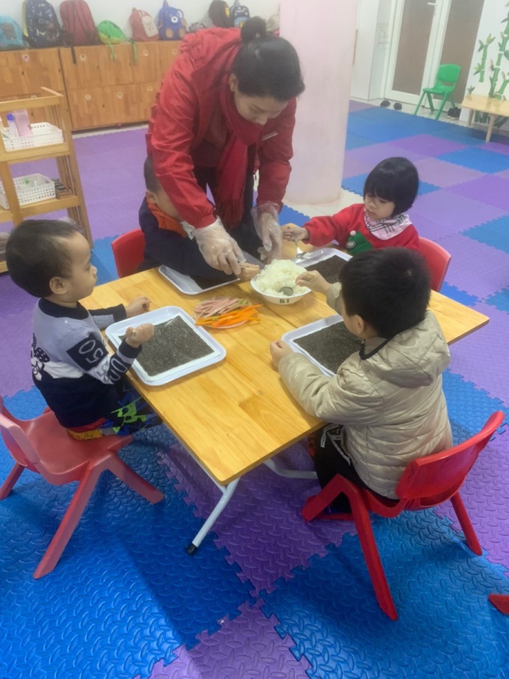 G:\Diễm MG Tuổi thơ\15. Ảnh\Cơm cuộn\z3999633793896_f0a12ab9455dda6ffd523fbae3f32ae3.jpg