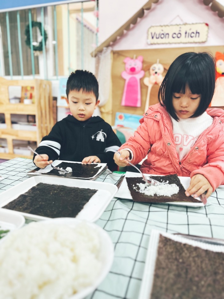 G:\Diễm MG Tuổi thơ\15. Ảnh\Cơm cuộn\z3999633870715_f079545b5acd873f76d7e8414a5f89f4.jpg