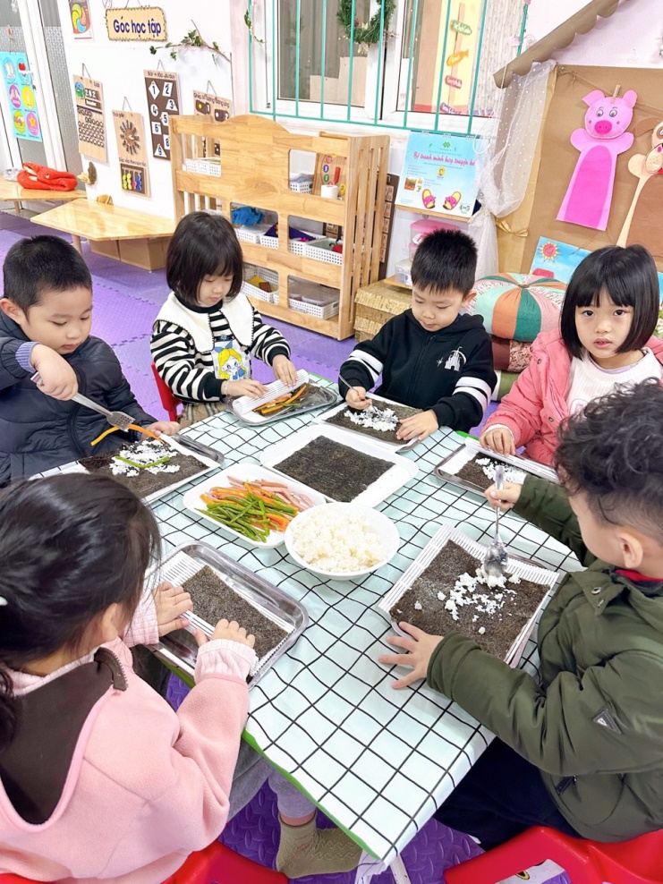 G:\Diễm MG Tuổi thơ\15. Ảnh\Cơm cuộn\z3999633848929_705809256ab04ecad5a75dad9dc1ad13.jpg