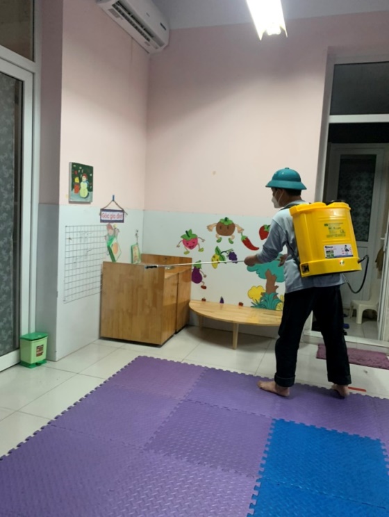 G:\Diễm MG Tuổi thơ\15. Ảnh\Phun thuoc muỗi\z4197096729368_64ab1baa65145bd7c3e270dca364e09f.jpg