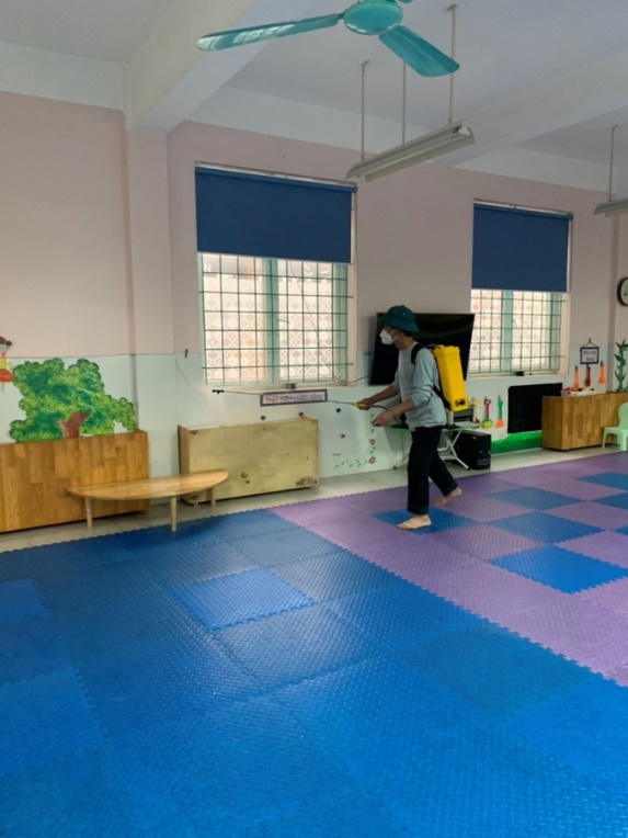 G:\Diễm MG Tuổi thơ\15. Ảnh\Phun thuoc muỗi\z4197096718609_d2aeb299d89542494db21dbef9d79236.jpg