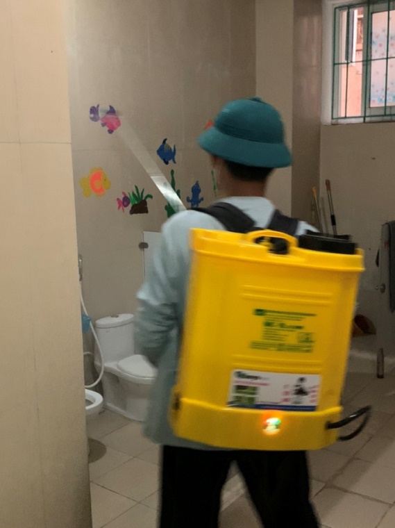 G:\Diễm MG Tuổi thơ\15. Ảnh\Phun thuoc muỗi\z4197096743372_4f1318e09fe43c4875c0234c028137c3.jpg