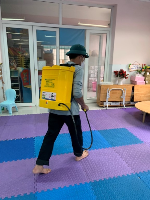 G:\Diễm MG Tuổi thơ\15. Ảnh\Phun thuoc muỗi\z4197096705654_e63ec9ef873e66df489c0900ca9f51fd.jpg