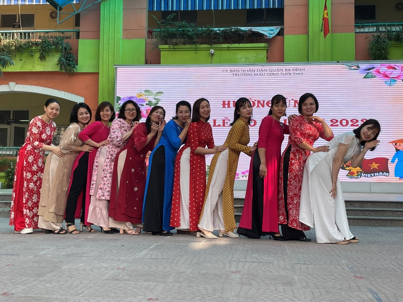 A group of women in dresses
Description automatically generated with low confidence