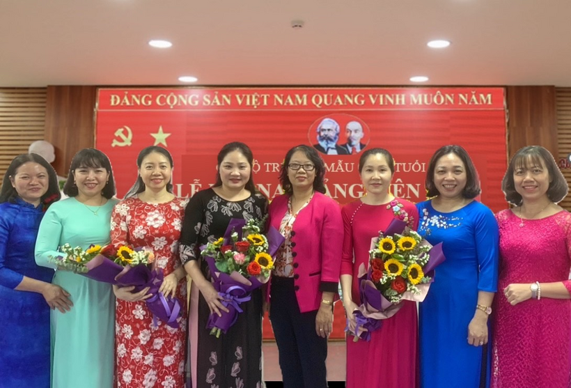 A group of women posing for a photo
Description automatically generated with medium confidence