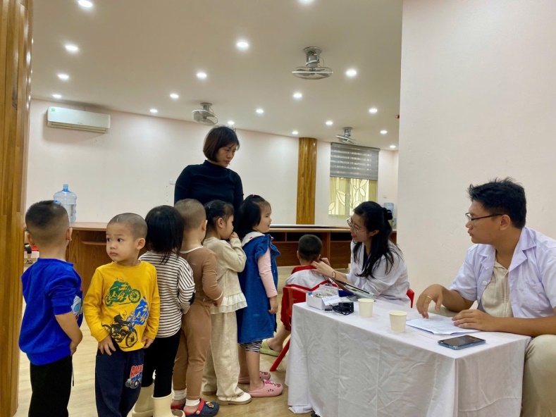 G:\Diễm MG Tuổi thơ\Năm học 2024-2025\4. Y tế\Ảnh khám thinh giác\z5980762923286_cf8f17c508be3a15dace3351ffaba721.jpg