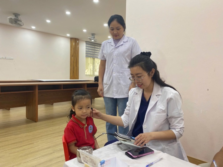 G:\Diễm MG Tuổi thơ\Năm học 2024-2025\4. Y tế\Ảnh khám thinh giác\z5980762786702_9160b0d81dc4a9ee2fa9050f9b868d57.jpg