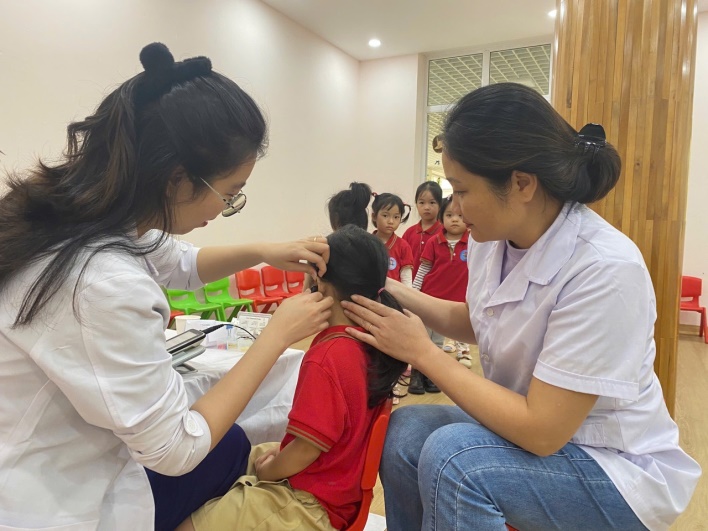 G:\Diễm MG Tuổi thơ\Năm học 2024-2025\4. Y tế\Ảnh khám thinh giác\z5980762773550_8118b3a5711965b1165ac058d4765150.jpg