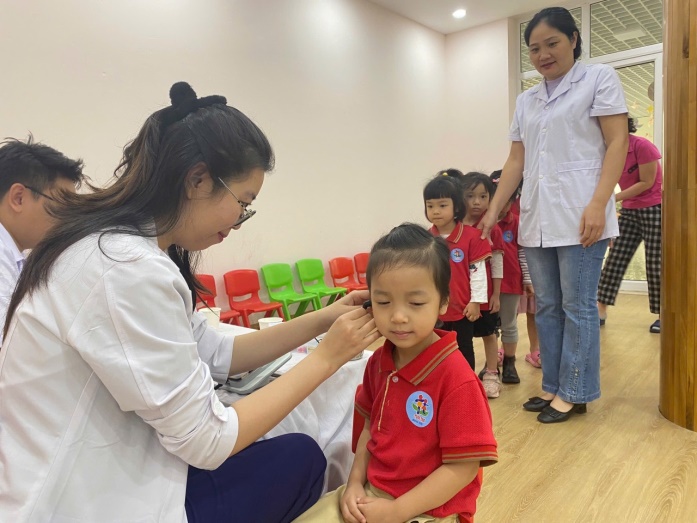 G:\Diễm MG Tuổi thơ\Năm học 2024-2025\4. Y tế\Ảnh khám thinh giác\z5980762761732_676119bc45f136f344610cd14362466f.jpg