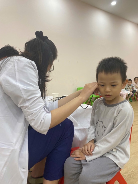 G:\Diễm MG Tuổi thơ\Năm học 2024-2025\4. Y tế\Ảnh khám thinh giác\z5980762747667_cadeb16bf49311fc0346e0f05d62f306.jpg