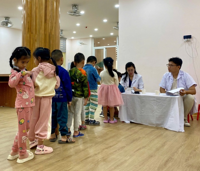 G:\Diễm MG Tuổi thơ\Năm học 2024-2025\4. Y tế\Ảnh khám thinh giác\z5980762969359_6764b4e46468502cc28f9d9bb0ff5a64.jpg