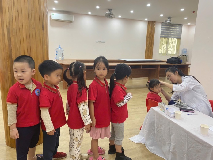 G:\Diễm MG Tuổi thơ\Năm học 2024-2025\4. Y tế\Ảnh khám thinh giác\z5980762938050_78d5f0166def1d3bb4208307d1eec5ba.jpg