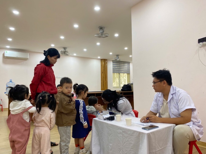 G:\Diễm MG Tuổi thơ\Năm học 2024-2025\4. Y tế\Ảnh khám thinh giác\z5980762909945_5d7b20ef4157336b5818f15a6d03ddb8.jpg