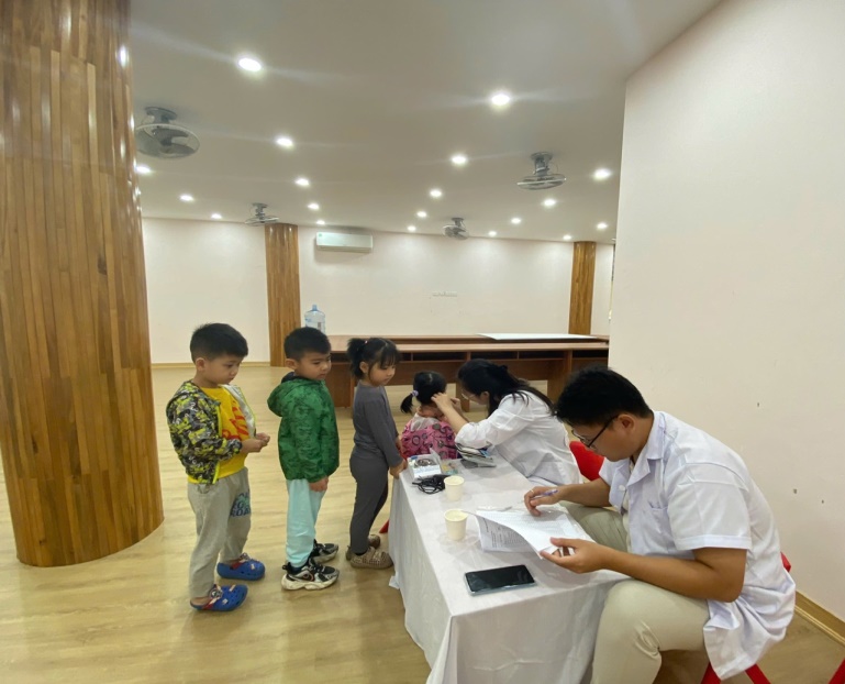 G:\Diễm MG Tuổi thơ\Năm học 2024-2025\4. Y tế\Ảnh khám thinh giác\z5980762896506_fe4b3d1866c10fff51ee9589e65a1d85.jpg