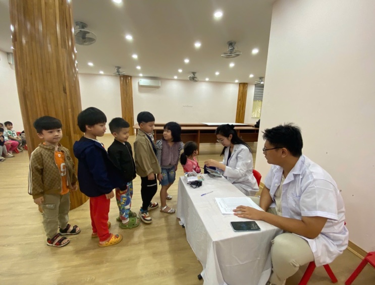 G:\Diễm MG Tuổi thơ\Năm học 2024-2025\4. Y tế\Ảnh khám thinh giác\z5980762866442_b382b4c7b4ae08842ca697eefe8664e1.jpg