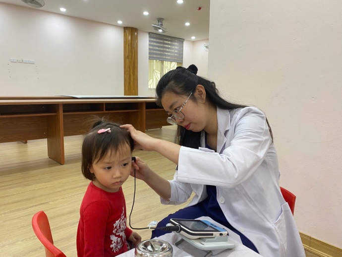 G:\Diễm MG Tuổi thơ\Năm học 2024-2025\4. Y tế\Ảnh khám thinh giác\z5980762853608_04da694ff3c51dd3c898cda2cfdbf0ad.jpg