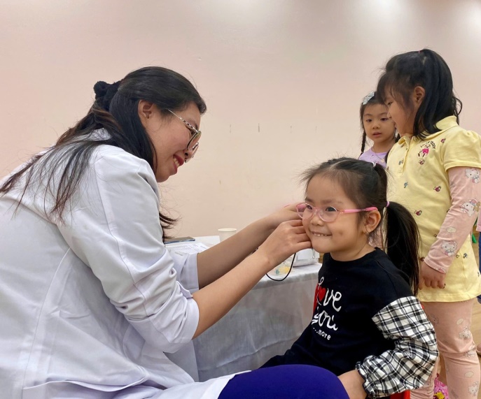 G:\Diễm MG Tuổi thơ\Năm học 2024-2025\4. Y tế\Ảnh khám thinh giác\z5980762841593_4f244d65eb9297b20801df8efadd9220.jpg