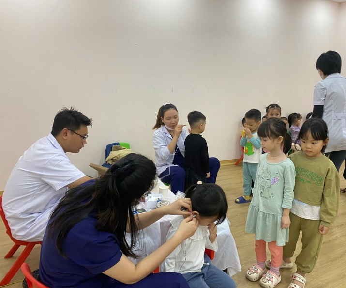 G:\Diễm MG Tuổi thơ\Năm học 2024-2025\4. Y tế\Ảnh khám thinh giác\z5980762826531_f95b887477328acd90be8b33ddb20a57.jpg