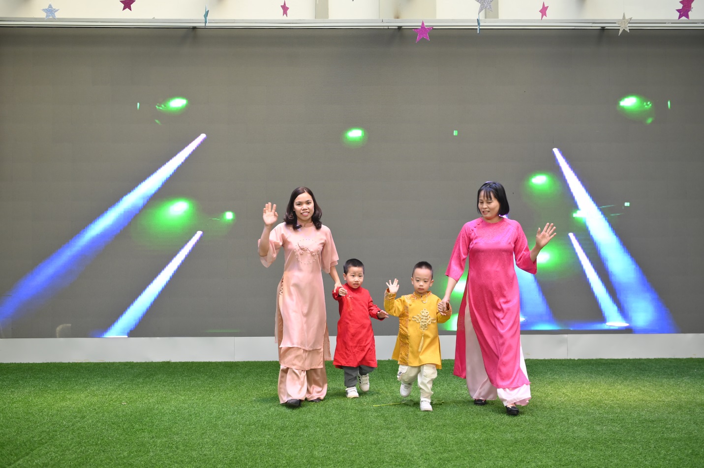 D:\ẢNH\chao xuan at ty 2025\PPX_0126.JPG