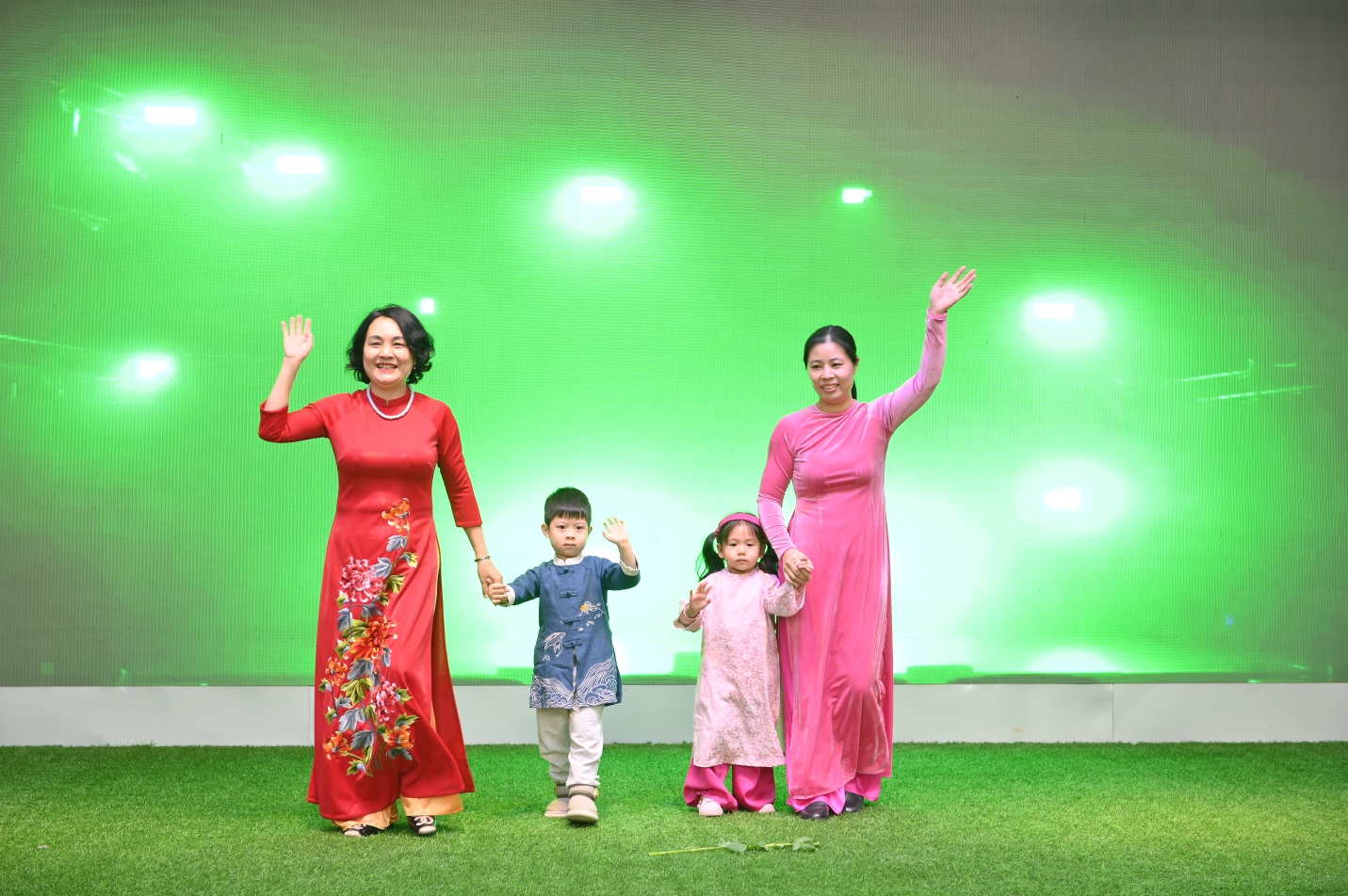 D:\ẢNH\chao xuan at ty 2025\PPX_0137.JPG