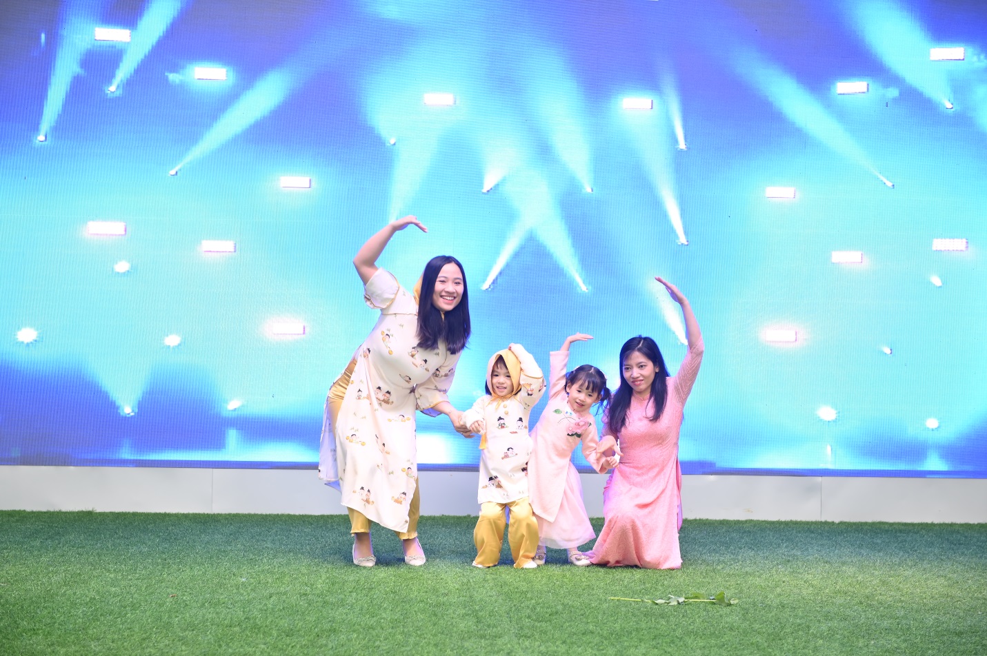 D:\ẢNH\chao xuan at ty 2025\PPX_0214.JPG