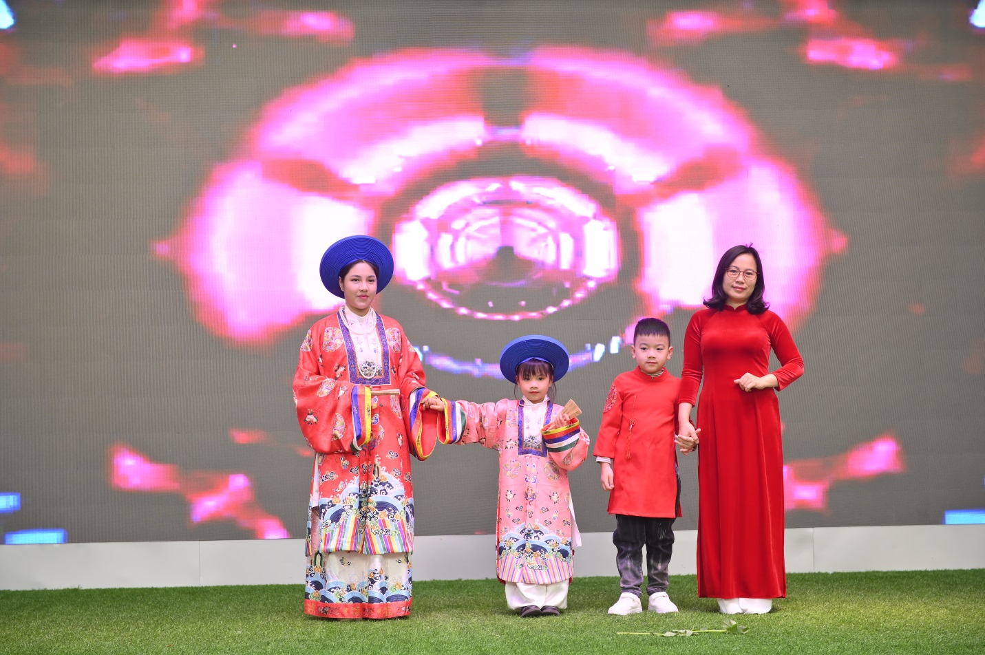 D:\ẢNH\chao xuan at ty 2025\PPX_0319.JPG