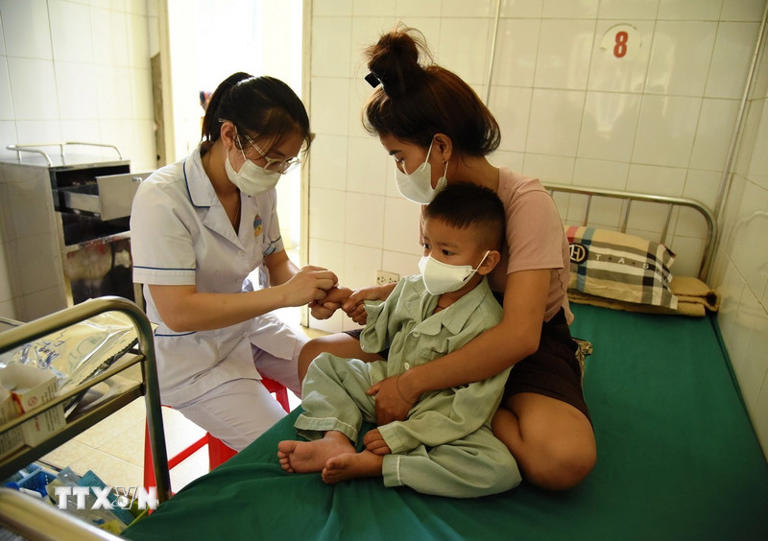 Nhiều trẻ nhỏ bị cúm phải đến bệnh viện điều trị. (Ảnh: Phan Quân/TTXVN)