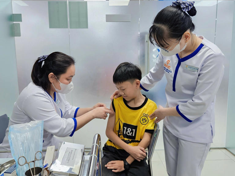 Trẻ tiêm vaccine phòng bệnh tại VNVC Tam Kỳ (Quảng Nam) ngày mùng 4 Tết. Ảnh: Gia Nghi