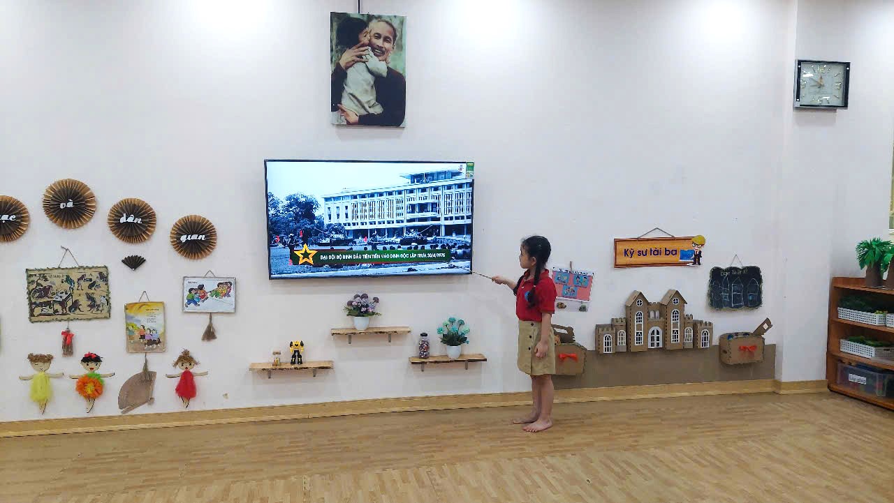 D:\Ảnh và video Tuổi Thơ\Trường Tuổi Thơ\7.ẢNH CHỤP HOẠT ĐỘNG CỦA TRẺ\2025.04.24 Ảnh chụp chào mừng 30.4\B2\z6542610747439_f166a8657bc72d24fed676843ddbc1b8.jpg