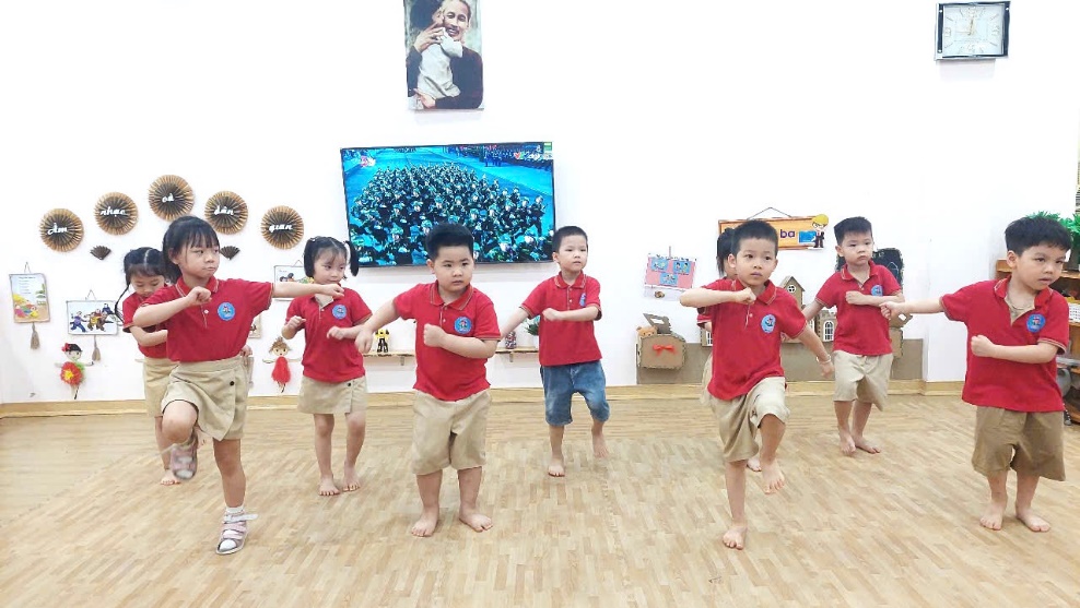 D:\Ảnh và video Tuổi Thơ\Trường Tuổi Thơ\7.ẢNH CHỤP HOẠT ĐỘNG CỦA TRẺ\2025.04.24 Ảnh chụp chào mừng 30.4\B2\z6542610714486_1b50a3f1e742907b69037cdfa8954b68.jpg