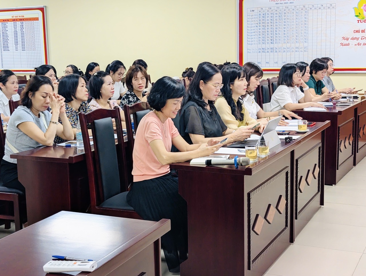 A group of people sitting in a room
AI-generated content may be incorrect.