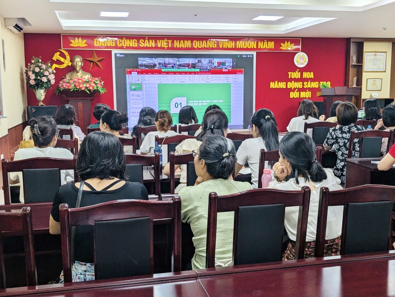 A group of people in a room
AI-generated content may be incorrect.