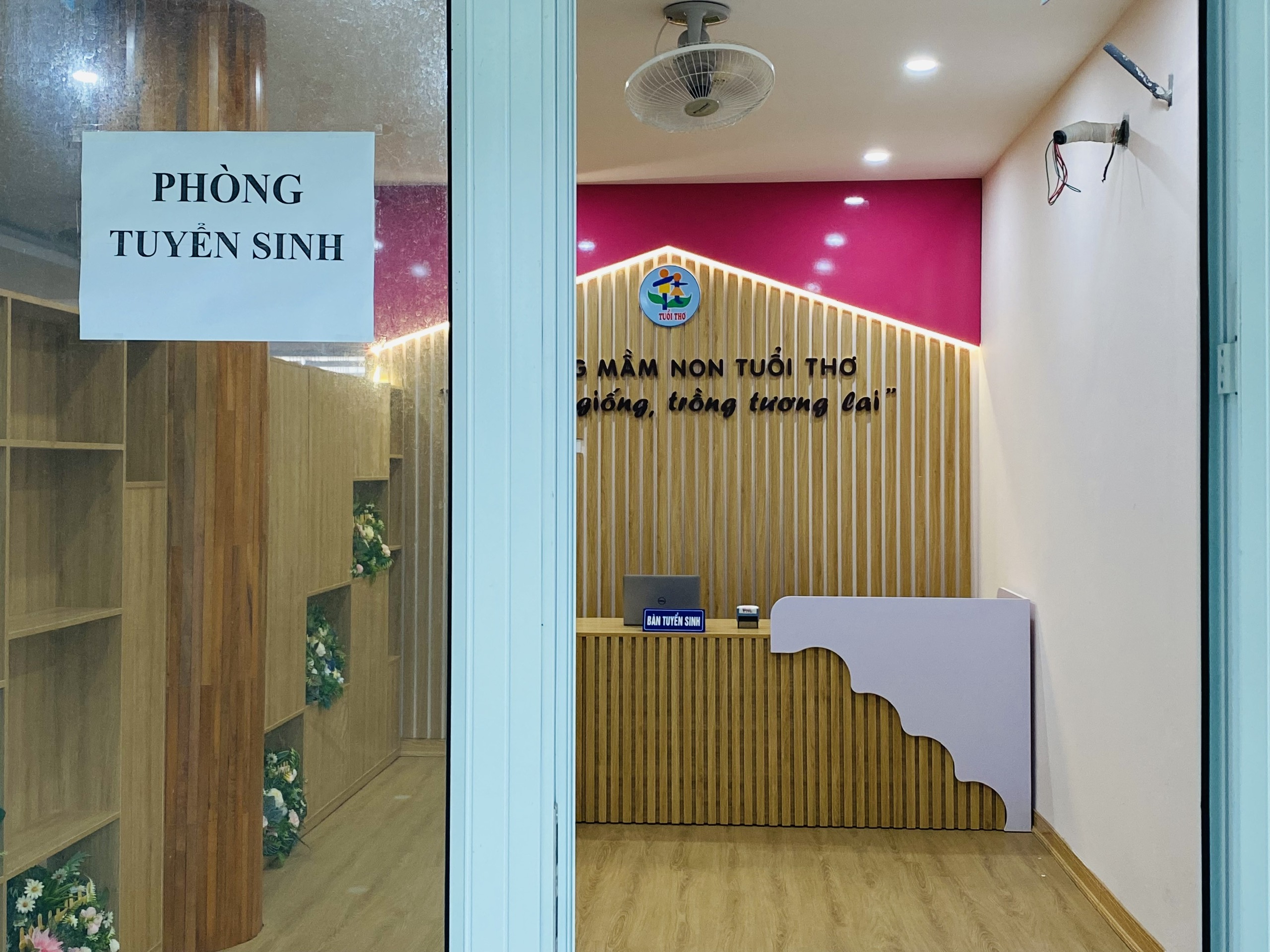 A reception desk in a room

AI-generated content may be incorrect.