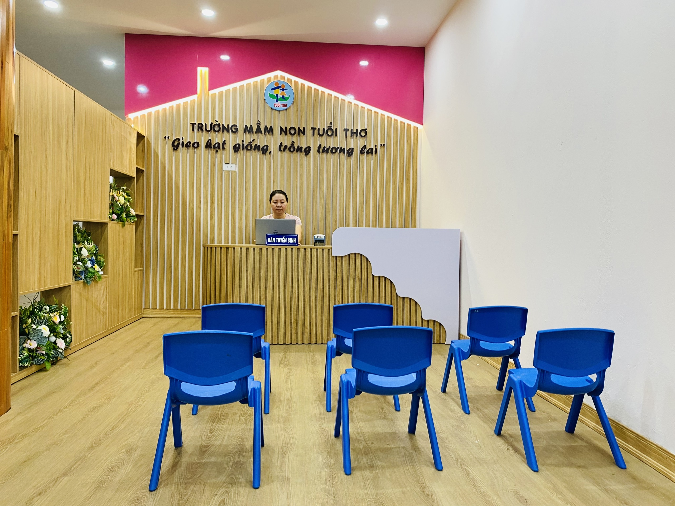 A person standing at a podium with blue chairs in front of them
AI-generated content may be incorrect.