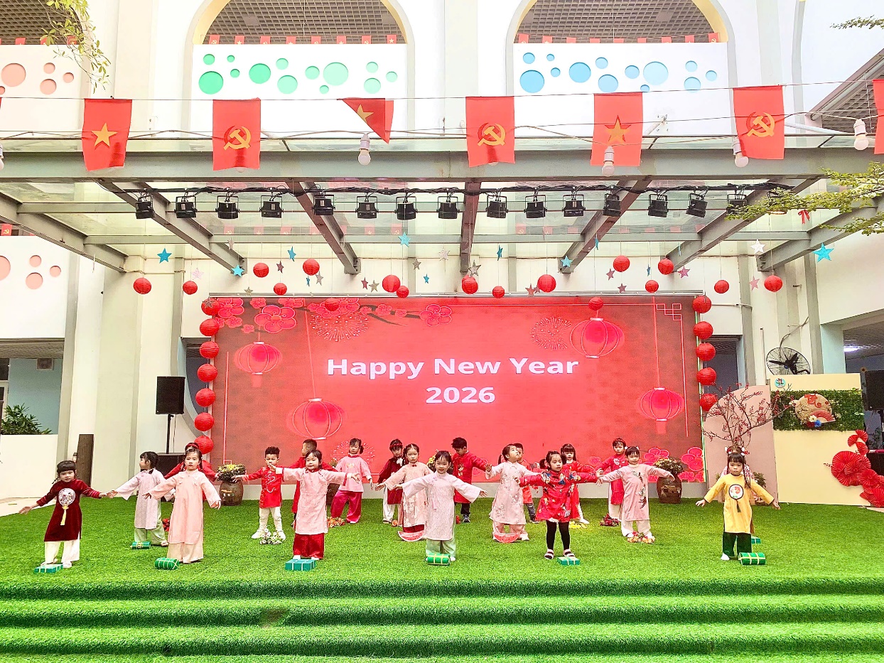 D:\Ảnh và video Tuổi Thơ\Trường Tuổi Thơ\7.ẢNH CHỤP HOẠT ĐỘNG CỦA TRẺ\2025-2026\Lễ hội Xuân\z7475818492401_71d0d5d54f17e49fa281431f537815ab.jpg