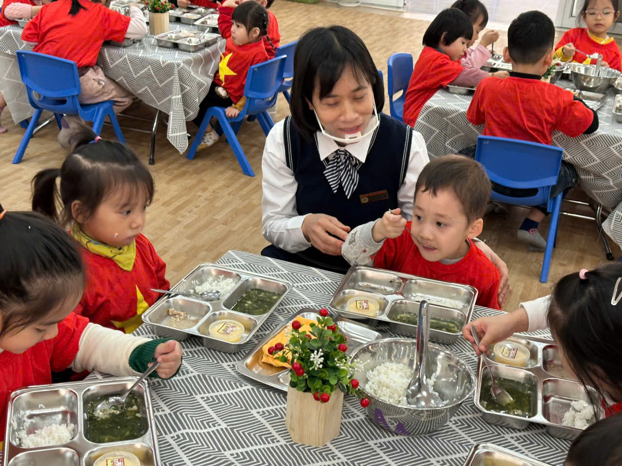 C:\Users\Ms PHUONG\Desktop\Y TE 2025-2026 - SỬA\Giờ ăn\z7413120881683_761082683d7f0783efbe4f333dd10042.jpg